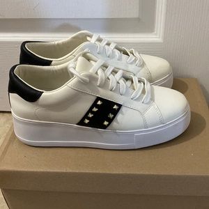 Steve Madden Parson 1 White and Black Shoe with Silver Studs in size 8.5